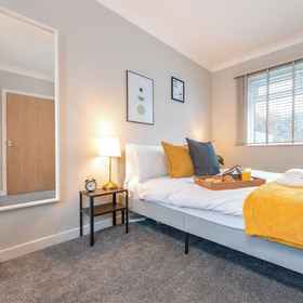 Room 1 2 Bed House Close to Cardiff City Centre, Brynhill Barry Golf Club Hotels