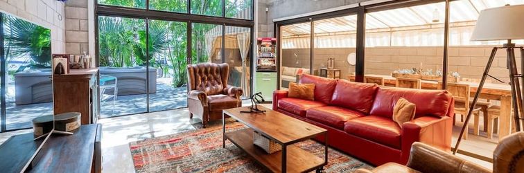 Others Singer House on the Water