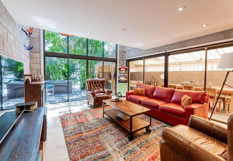 Others Singer House on the Water