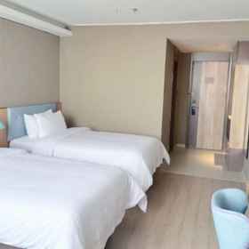 Room 1 Homeinn · neo (Shanghai Hutai Road Xingzhi Road Subway Station), Shibei 1 Center Garage Hotels