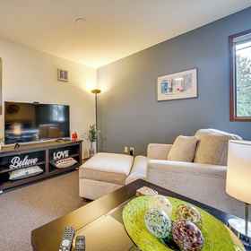 Interior12 Mi to Burien: Peaceful Studio w/ Deck!,金郡公寓