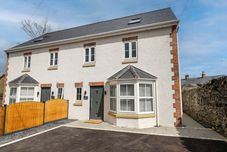 Lain-lain 2 Ty Newydd