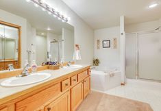 Others 5 Hot Tub at Townhome on 8th Green in Redmond