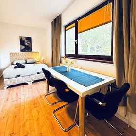 Room 1 Cozy House Terrace &Garden Sleeps 34, Landstraße Hotels