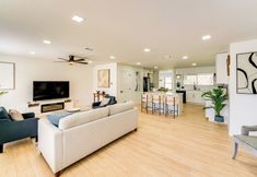 Lainnya 4 Covered Patio & Private Yard: Dallas Area Home