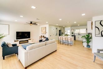 Lainnya 4 Covered Patio & Private Yard: Dallas Area Home