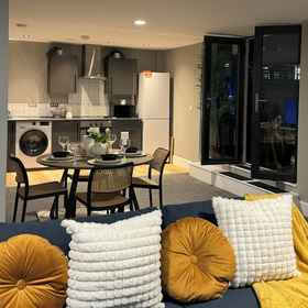 Primary image 1 Modern 2 Bedroom City Oasis in Manchester, Hotel The Comedy Store