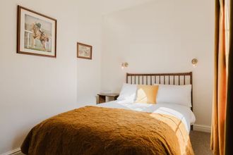 Others 4 Stunning Room Above Amazing Silks Pub