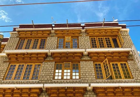 Others Nezer Hostel & Roof Top Cafe