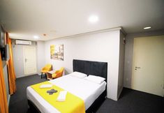 Others 2 Polo Suit Otel