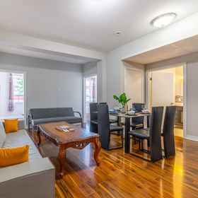 Room1Charming 2BR Retreat Steps From Niagara Falls,尼亚加拉地区公寓