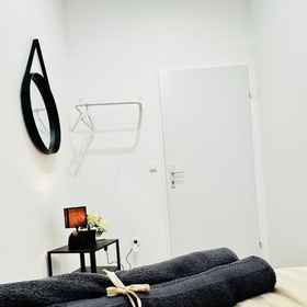 Room 1 Elegant 5BR Home Ideal for Families, Landstraße Hotels