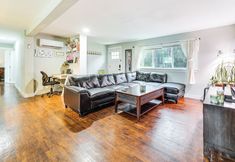 Others 6 14 Mi to Dtwn Seattle: Sleek Home w/ Large Yard