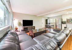 Others 5 14 Mi to Dtwn Seattle: Sleek Home w/ Large Yard