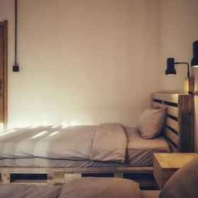 Room1up north hostel,敦煌国际饭店-停车场飯店