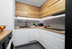 기타 6 Silver - by Kairos Apartments