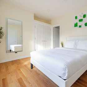 Room1Prime Luxury with Balcony Wood Fireplace,扬克斯公共图书馆飯店