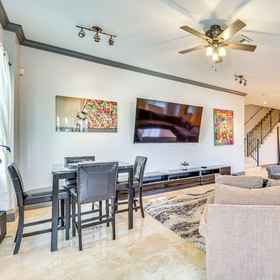 Primary image12 Mi to Las Olas: Sleek Townhome w/ Yard & Views!,拉斯奥拉斯河滨飯店