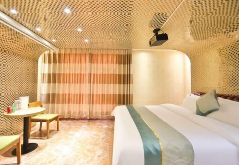 Others No.5 Theme Hotel