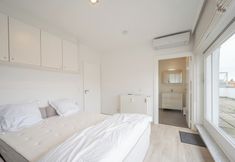 Others 3 Stylish City-view Retreat