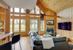 Others 6 Hike, Fish & Ski: Redmond Escape w/ Hot Tub!