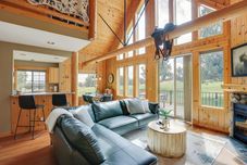 Others Hike, Fish & Ski: Redmond Escape w/ Hot Tub!