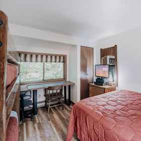 Room 1 Condo 91sw With a River View and Close to Community Amenities, Whatcom County Hotels