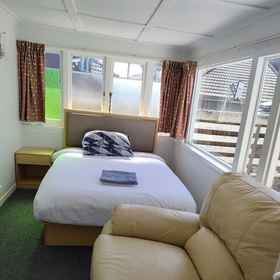 Room 1 5 Bedroom House 7 Rangiatea Road, Campbells Bay Hotels