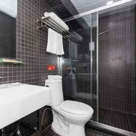 Room 1 Motel (Harbin Central Avenue Sofia Church Toulong Commercial Building Store), Harbin Ice and Snow Art Gallery Hotels