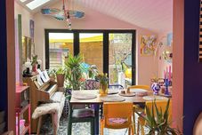 기타 Klein House Clapton Sleeps 2-piano-patio-mirrorbed