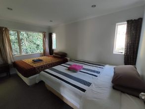 Others 4 5 Bedroom House at 82A Richardson Road