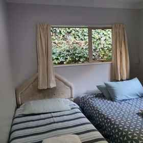 Room 1 5 Bedroom House at 82A Richardson Road, Campbells Bay Hotels