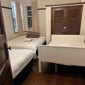 Room 1 4 double 2 sofa beds in a apartment, Campbells Bay Hotels