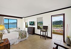 其他 2 Remodeled Top-Floor Condo with Stunning Wrap-Around Balcony Offering Mountain, Ocean & Marina Views