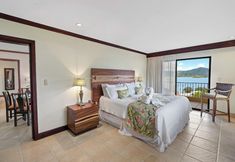 其他 5 Remodeled Top-Floor Condo with Stunning Wrap-Around Balcony Offering Mountain, Ocean & Marina Views