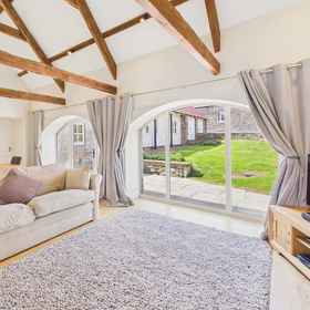 Room 1 Host Stay Blue Barn, Chillingham Apartments