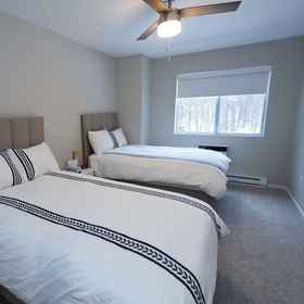 Room1Modern Townhouse Retreat W Private Deck,卡茨基尔名胜世界飯店