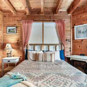 Room 1 Blackberry Bliss 2 Bedroom Cabin, Hotel Pigeon Forge