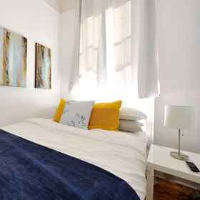 Room 1 Midtown West Furnished Apartment 3BR Perfect Share, Hotel Museum Televisi dan Radio