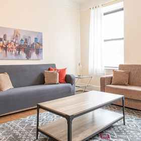 Room 1 5 Bedroom 2 Bath Full Floor Midtown, Hotel Museum Televisi dan Radio