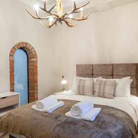 Room 1 Stylish 2 Bed Flat-free Parking, Edinburgh Butterfly & Insect World Hotels