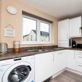 Room 1 3 Bedroom House-private Parking, Edinburgh Butterfly & Insect World Hotels