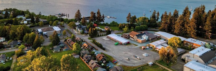 Others Sunny Backyard, Fireplace, Coastal Access in Peaceful Neighborhood Near Shopping