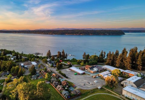 Others Sunny Backyard, Fireplace, Coastal Access in Peaceful Neighborhood Near Shopping