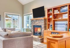 Others 7 Sunny Backyard, Fireplace, Coastal Access in Peaceful Neighborhood Near Shopping