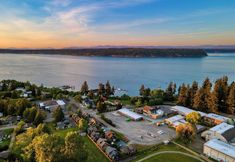 기타 3 Sunny Backyard, Fireplace, Coastal Access in Peaceful Neighborhood Near Shopping