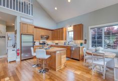 Others 5 Sunny Backyard, Fireplace, Coastal Access in Peaceful Neighborhood Near Shopping