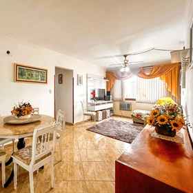 Room1提供Wi-Fi、空調、智慧型電視和車庫的公寓,桑托斯飯店