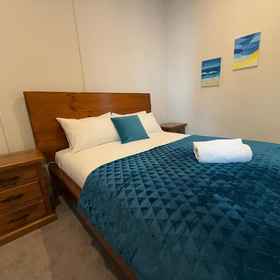 Room 1 free parking 2Bed family home in AKL CBD, Campbells Bay Hotels
