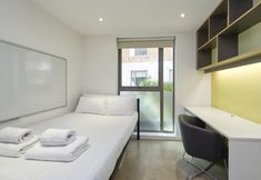 Lain-lain 3 Sleek Student Studio in Prime London Location